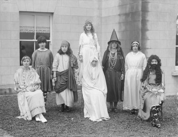 Children_in_costume_at_Our_Lady_of_Lourdes_school,_Rosbercon,_County_Wexford,_1930_(6558859659)